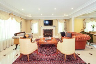 10 Woodbourne Rd in Great Neck, NY - Building Photo - Building Photo