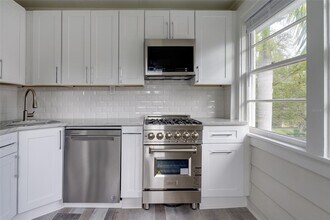 656 15th Ave NE in St. Petersburg, FL - Building Photo - Building Photo