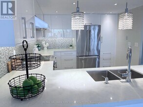 100 Observatory Ln in Richmond Hill, ON - Building Photo - Building Photo