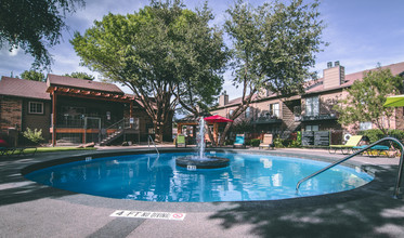 Bentwood Apartments in Lubbock, TX - Foto de edificio - Building Photo