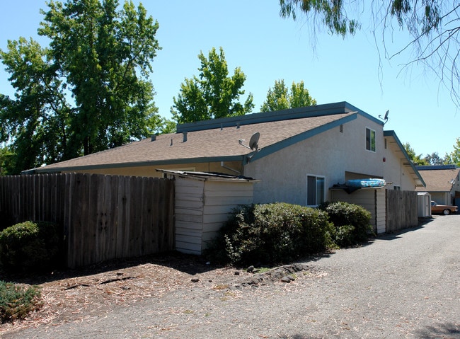 1380-1390 Southwest Blvd in Rohnert Park, CA - Foto de edificio - Building Photo