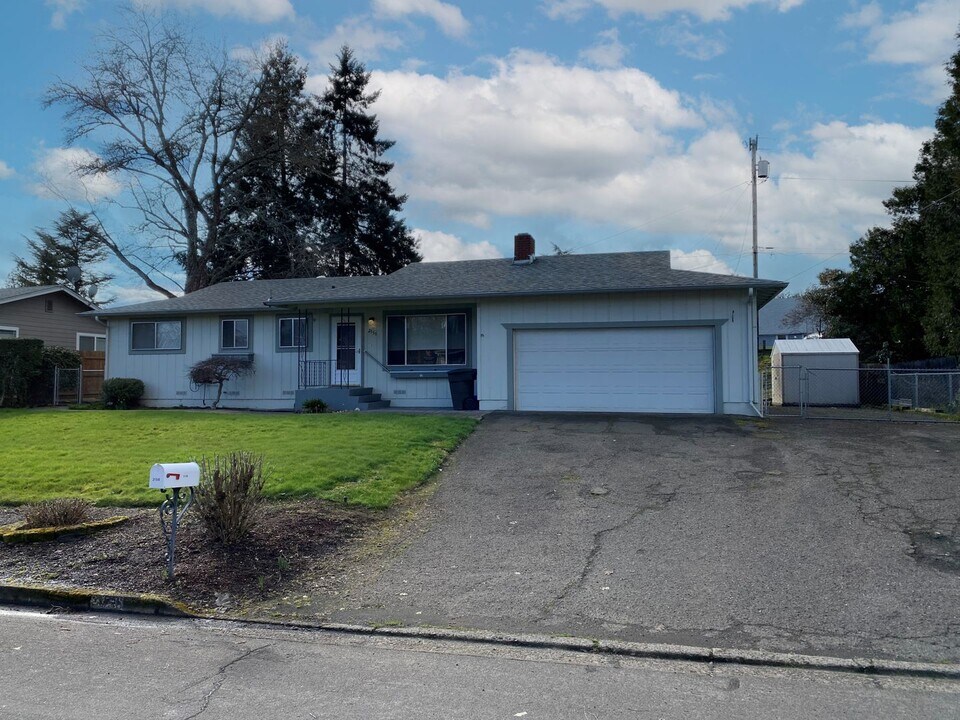 2156 NW Luth St in Roseburg, OR - Building Photo