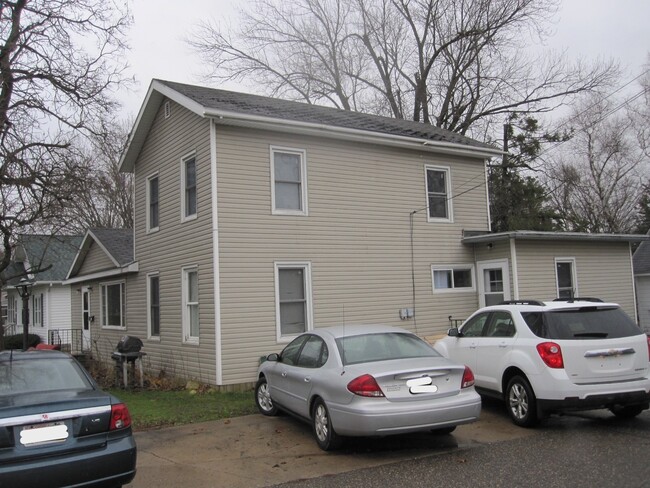 518 E Walnut St, Unit 518.5 in River Falls, WI - Foto de edificio - Building Photo