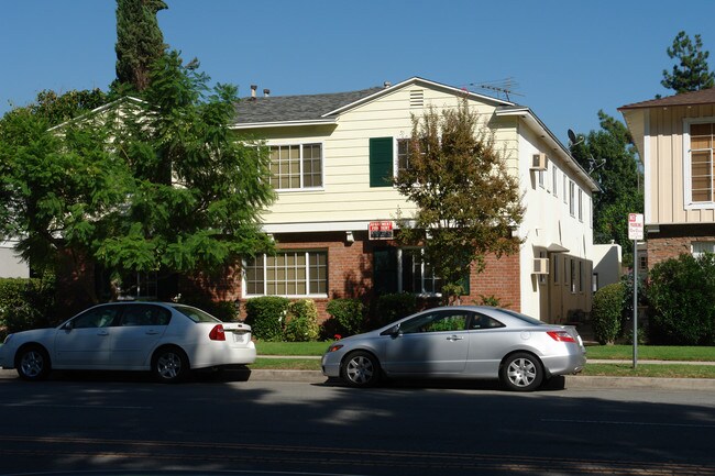5908 Coldwater Canyon Ave in Valley Village, CA - Foto de edificio - Building Photo