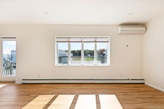 32 Shore Dr in Mastic Beach, NY - Building Photo - Building Photo