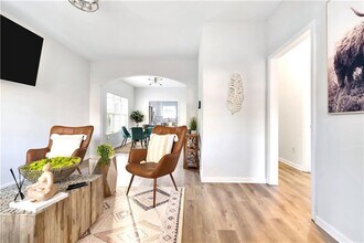 56 Holly Rd NW in Atlanta, GA - Foto de edificio - Building Photo