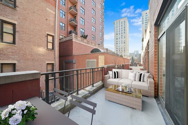 33 W Huron St in Chicago, IL - Building Photo - Building Photo