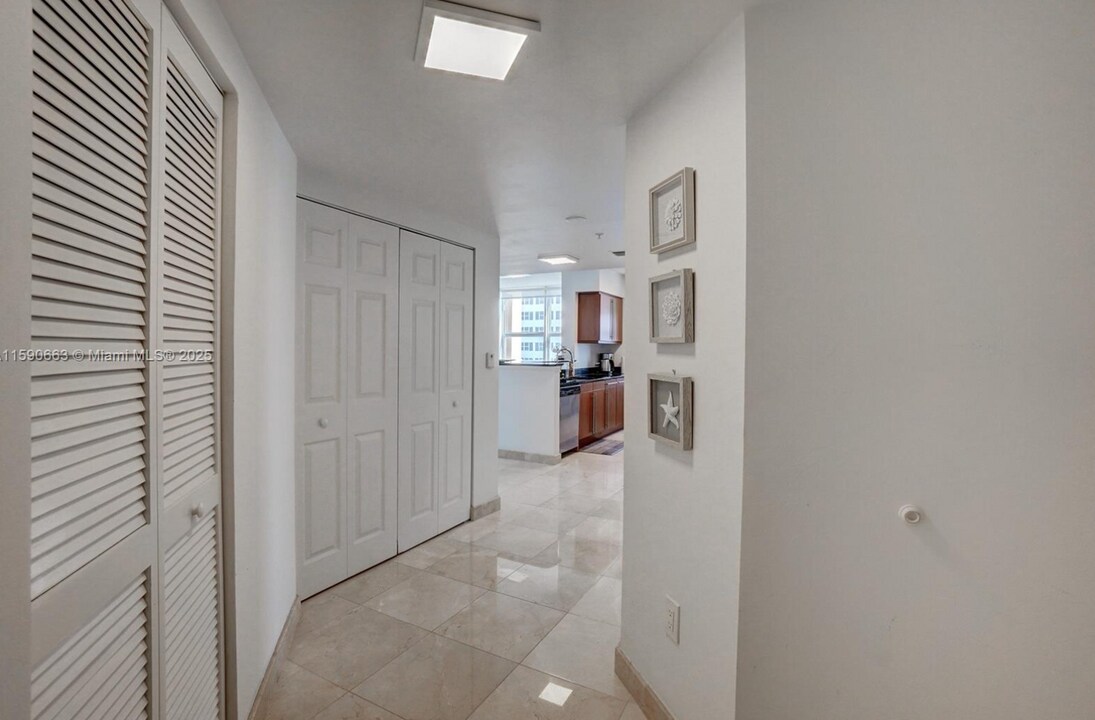 2080 S Ocean Dr, Unit 1702 in Hallandale Beach, FL - Foto de edificio