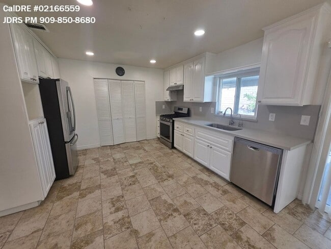 3001 E St Andrews Dr in Ontario, CA - Building Photo - Building Photo