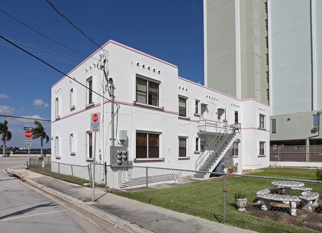 809 S Ocean Dr in Hollywood, FL - Building Photo - Building Photo