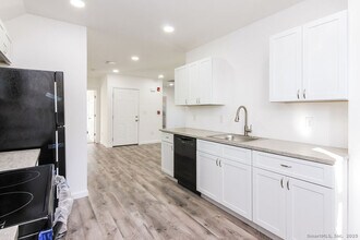 66 Winthrop St in New Britain, CT - Building Photo - Building Photo