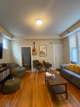 3054 N Milwaukee Ave, Unit 2R in Chicago, IL - Building Photo - Building Photo