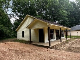 112 Della St in Batesville, MS - Building Photo