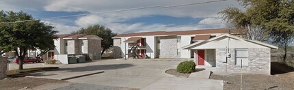 507 Mesquite St in Menard, TX - Building Photo - Building Photo