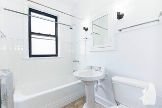 2418 N Sawyer Ave in Chicago, IL - Building Photo - Building Photo