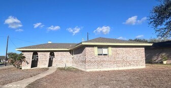 11942 Mesa Dr in Corpus Christi, TX - Building Photo