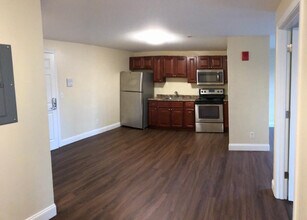 65 Log St, Unit 2K in Manchester, NH - Foto de edificio - Building Photo