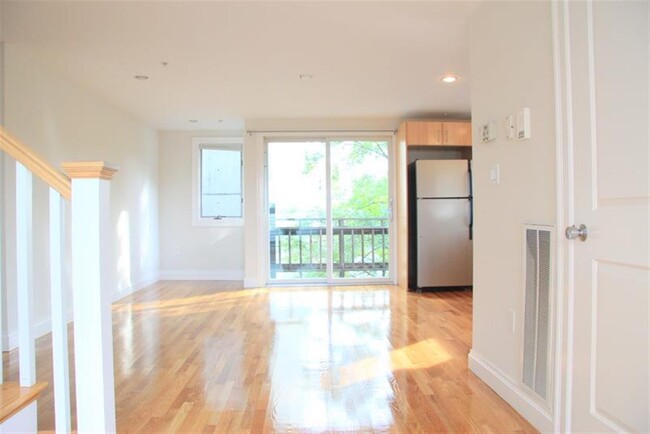 1110 Massachusetts Ave, Unit 4 in Cambridge, MA - Building Photo - Building Photo