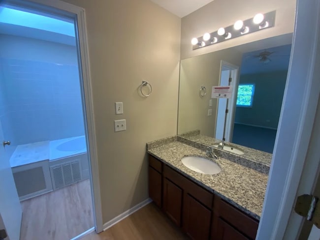 131 Brookwood Ln E in Bolingbrook, IL - Building Photo - Building Photo