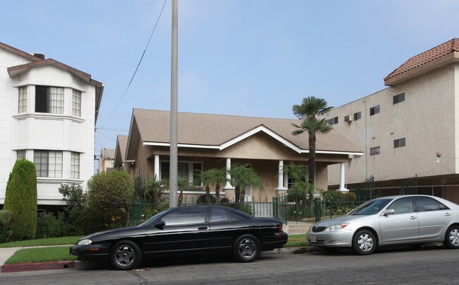 529 E Orange Grove Ave in Burbank, CA - Foto de edificio - Building Photo