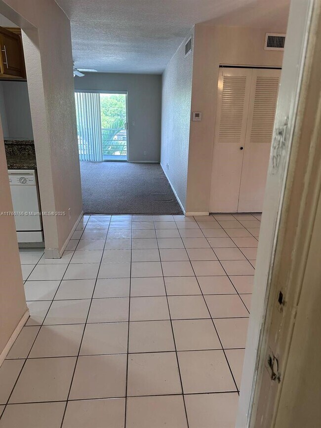 5790 Stirling Rd in Hollywood, FL - Building Photo - Building Photo