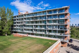 Renfrew House in Calgary, AB - Building Photo