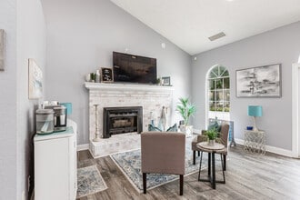 Grafton Station Apartments in Yorktown, VA - Foto de edificio - Interior Photo