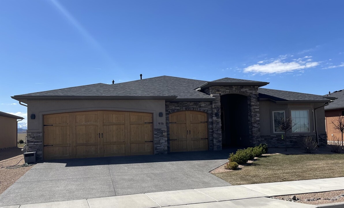 916 San Sophia Dr in Montrose, CO - Building Photo