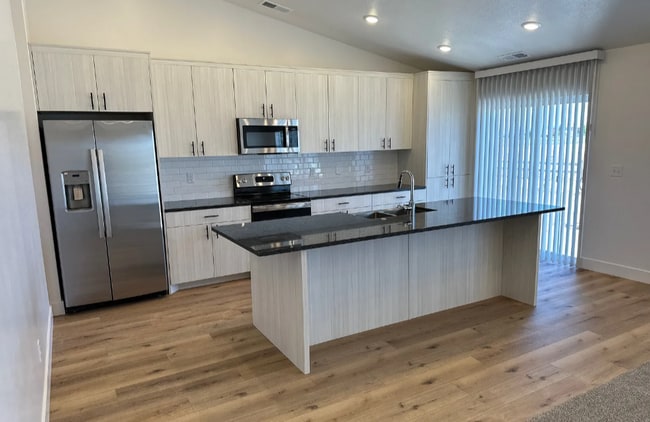 523 W 1150 N in Logan, UT - Foto de edificio - Building Photo