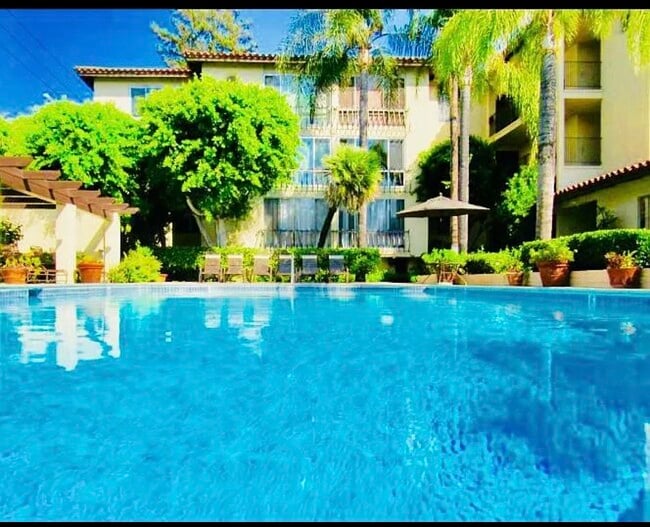 12720 Burbank Blvd, Unit 121 in Valley Village, CA - Foto de edificio - Building Photo