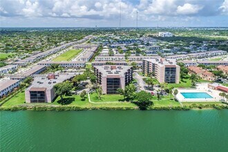 20840 San Simeon Way in North Miami Beach, FL - Foto de edificio - Building Photo