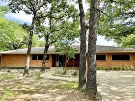 1926 Laurelwood Dr in Denton, TX - Building Photo