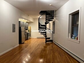 918 Cambridge St, Unit 1 in Cambridge, MA - Foto de edificio - Building Photo