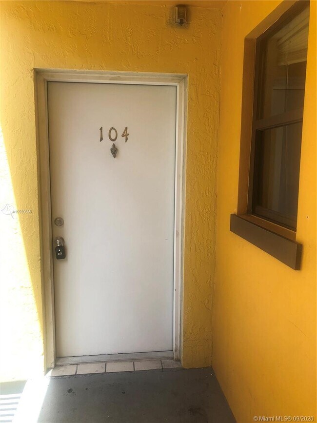546 NW 114th Ave-Unit -104 in Miami, FL - Building Photo - Building Photo