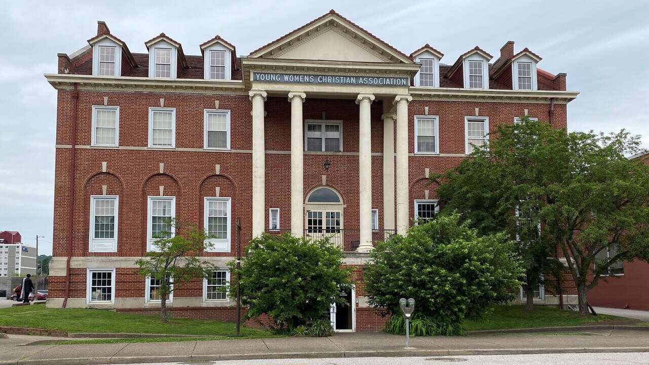 1114 Quarrier St in Charleston, WV - Building Photo