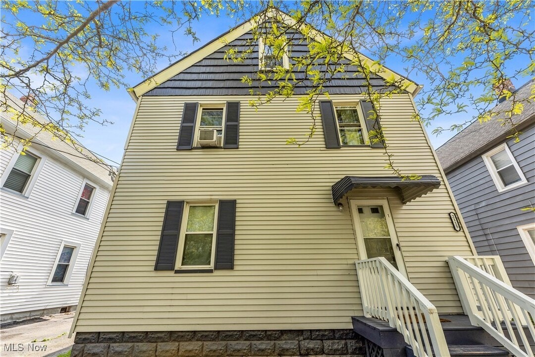 2115 Dowd Ave in Lakewood, OH - Building Photo