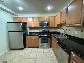 116 Chariot Ct in Piscataway, NJ - Foto de edificio - Building Photo