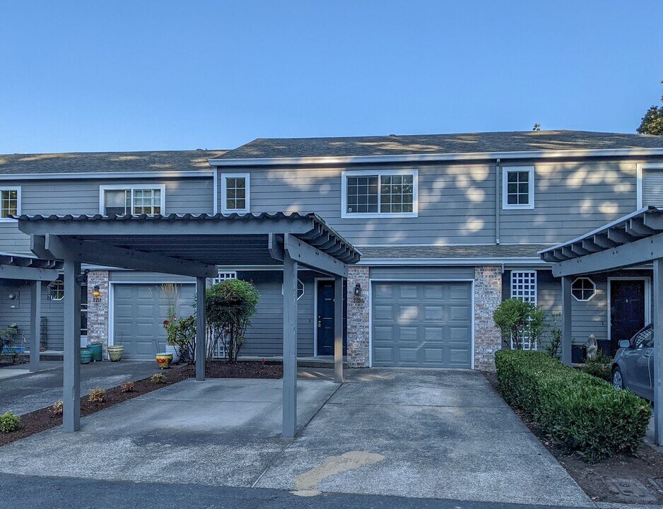 2205 Crestview Dr S in Salem, OR - Building Photo