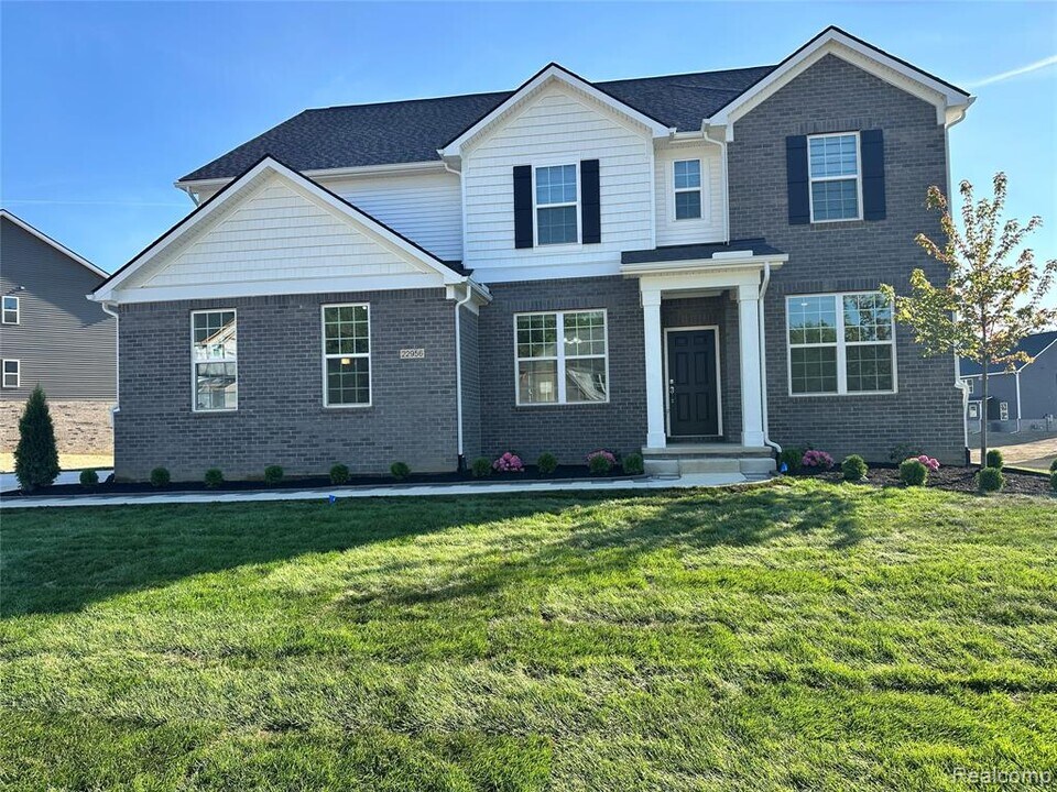 22956 Jens Dr in South Lyon, MI - Building Photo