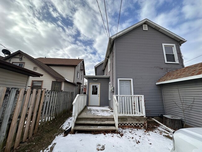 2164 Jackson St, Unit 1 in Dubuque, IA - Building Photo - Building Photo