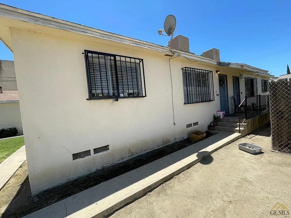 1008 H St in Bakersfield, CA - Building Photo