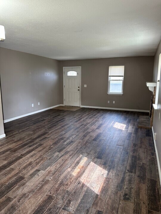 11003 NW Jones Dr in Kansas City, MO - Building Photo
