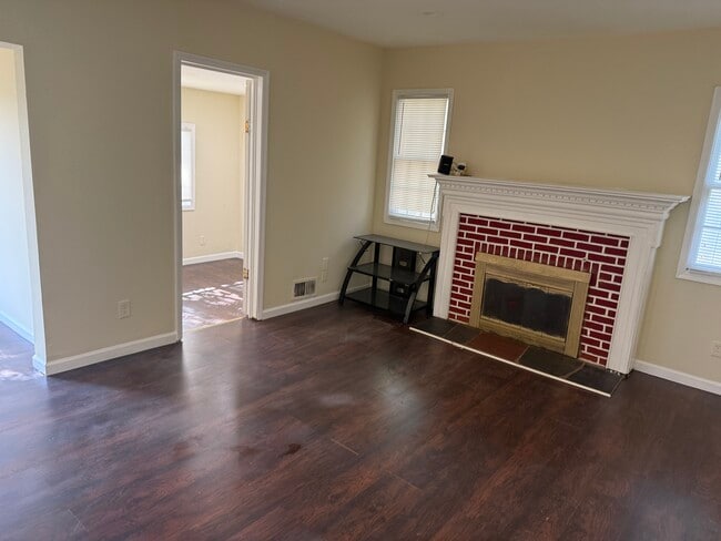 607 Lincoln Hwy