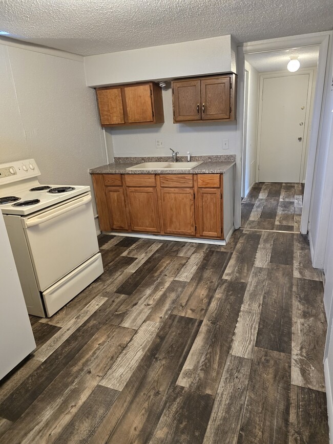 1216 Beverly St in Emporia, KS - Foto de edificio - Building Photo