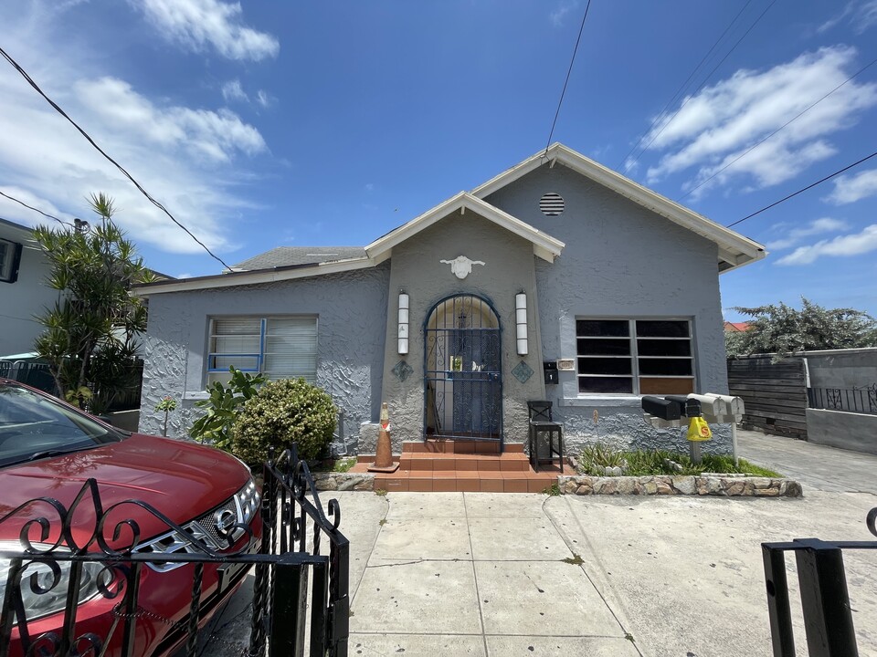 1227 SW 3rd St in Miami, FL - Building Photo