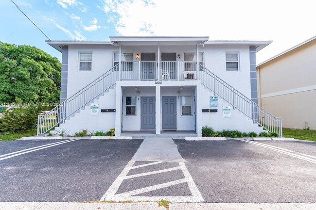 1002 Palm Beach Lakes Blvd in West Palm Beach, FL - Building Photo - Building Photo