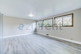 14325 19th Ave NE in Seattle, WA - Foto de edificio - Building Photo