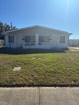 5250 99th Ter N, Unit B in Pinellas Park, FL - Building Photo