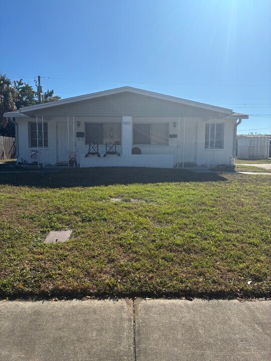 5250 99th Ter N, Unit B in Pinellas Park, FL - Foto de edificio