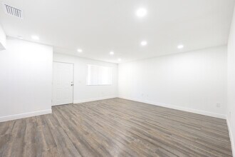 2355 NW 99th Ter in Miami, FL - Foto de edificio - Building Photo